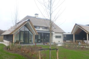 Moderne villa met rietenkap Twello