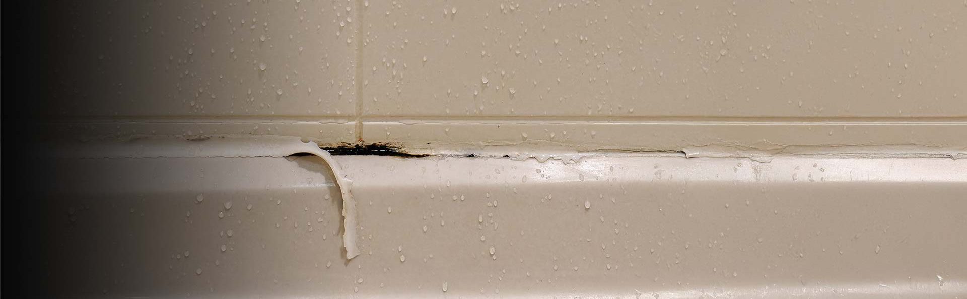 Voorkom problemen en lekkage en laat op tijd kitranden vervangen.