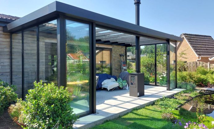 Tuinkamer met houtkachel in Weiteveen