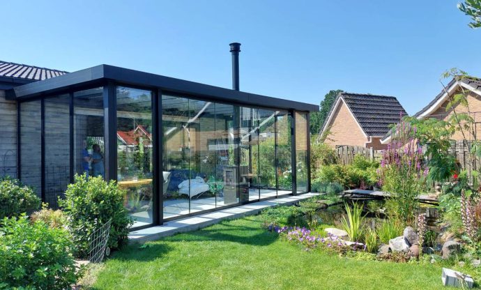 Tuinkamer met houtkachel in Weiteveen